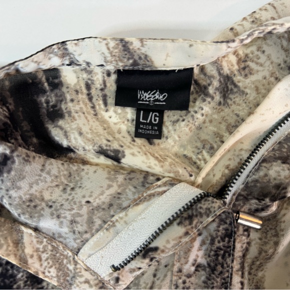 M & Co Sheer High Low Top Sheath Snake Blouse SZ Large NEW - Picture 9 of 14